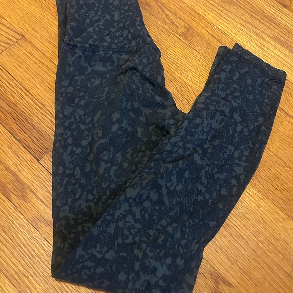 lululemon aligns, army green/black Patterned Leggings, great condition